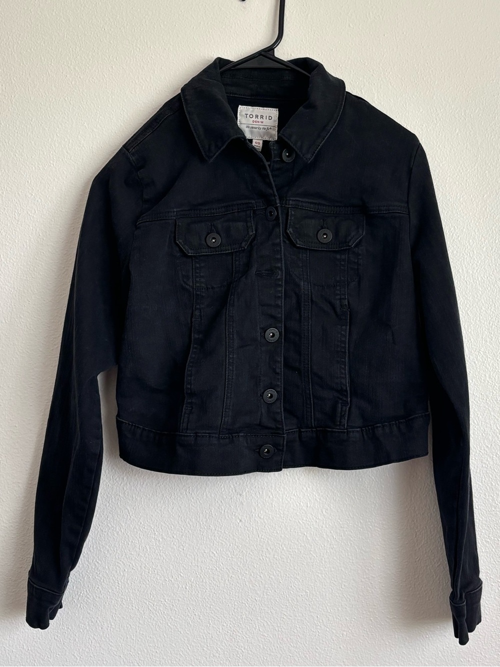 Torrid Women’s Black Denim Cropped Trucker Jacket with Button-Front Size 00